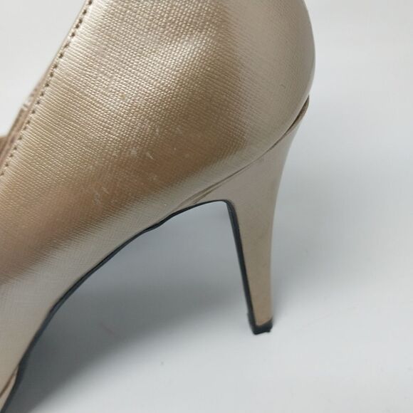 Christian Siriano for Payless Gold Heels. Size 9 - Picture 3 of 12